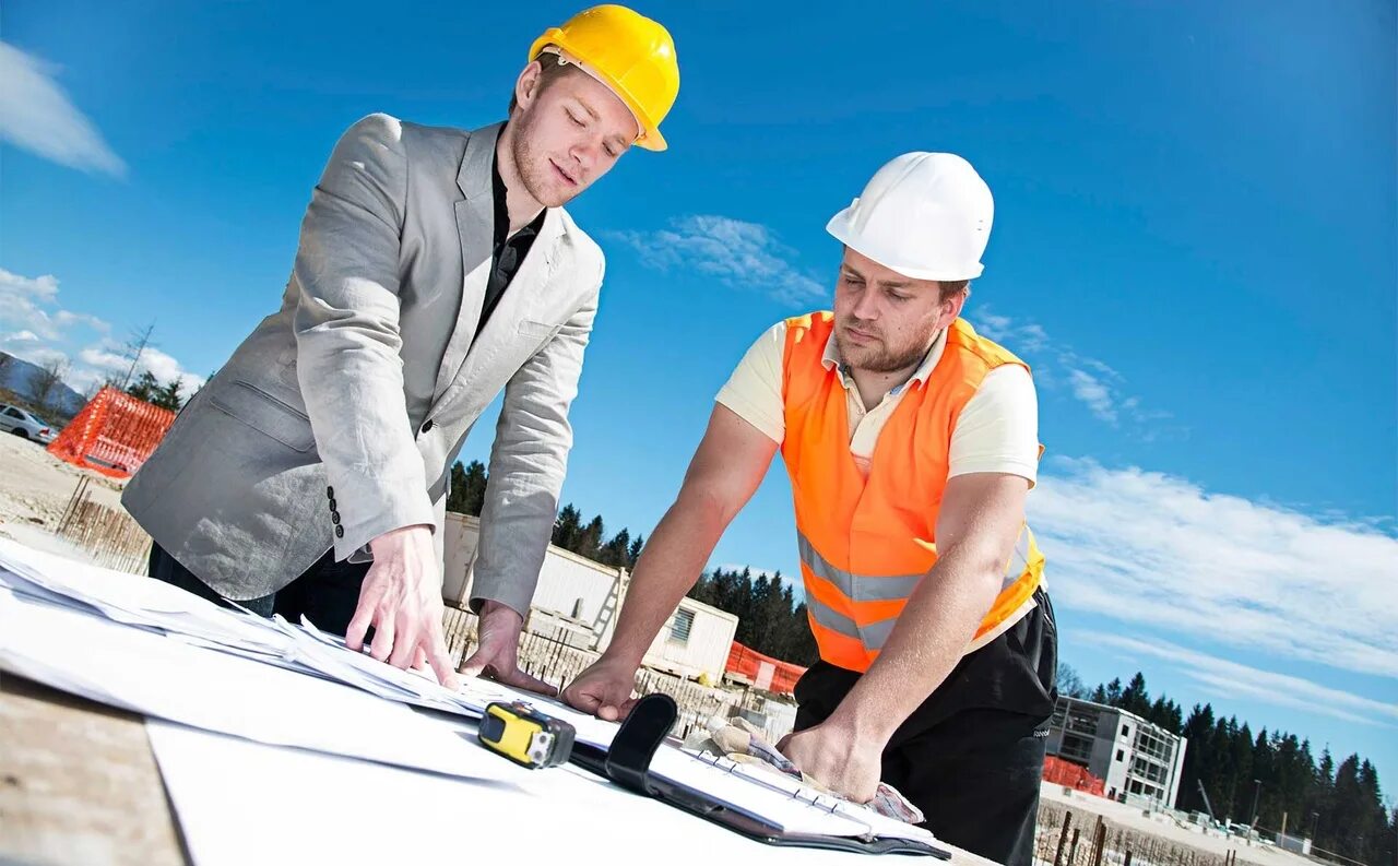 Технические профессии. Город инженер. Профессия строитель. Строитель в каске на стройке. Строительные профессии прораб.