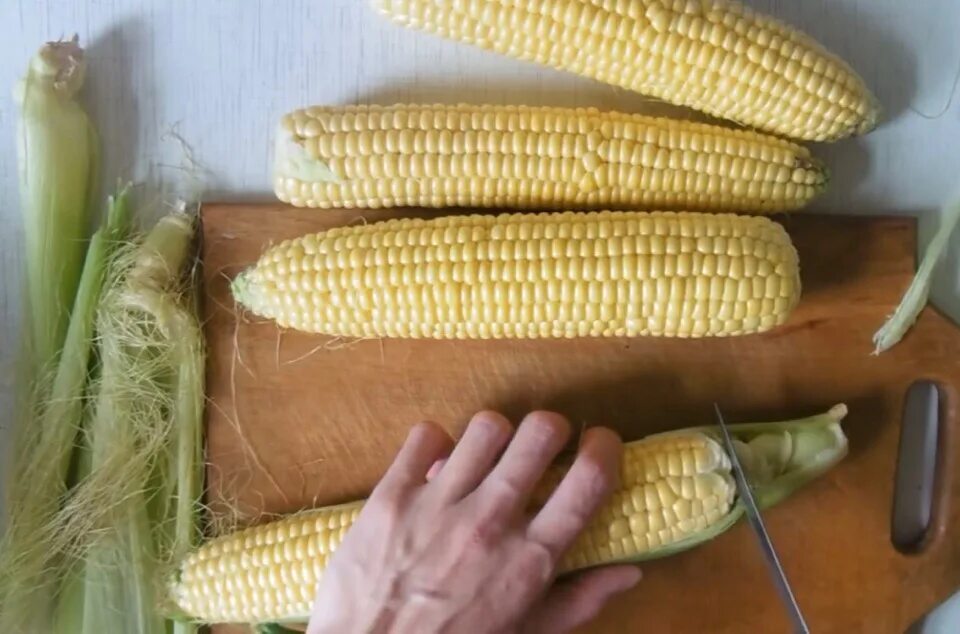 Сколько варить молодую кукурузу в початках