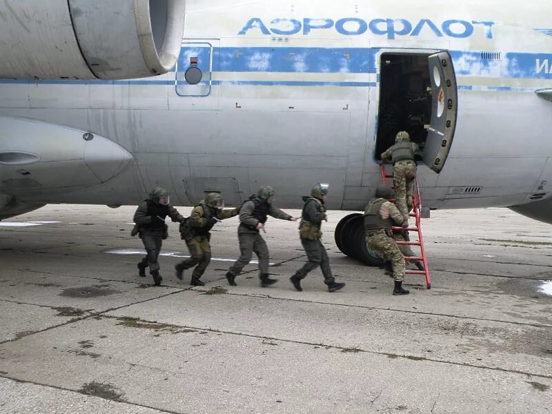 Захват самолета. Освобождение заложников в самолете. Терроризм на воздушном судне. Захват самолета террористами. Захват воздуха