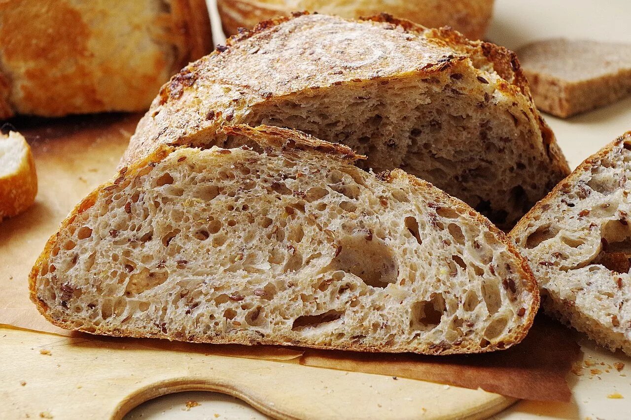 Хлеб пшеничный бездрожжевой. Хлеб деревенский ржано-пшеничный. Хлеб ржаной бездрожжевой. Бездрожжевой ржано пшеничный.