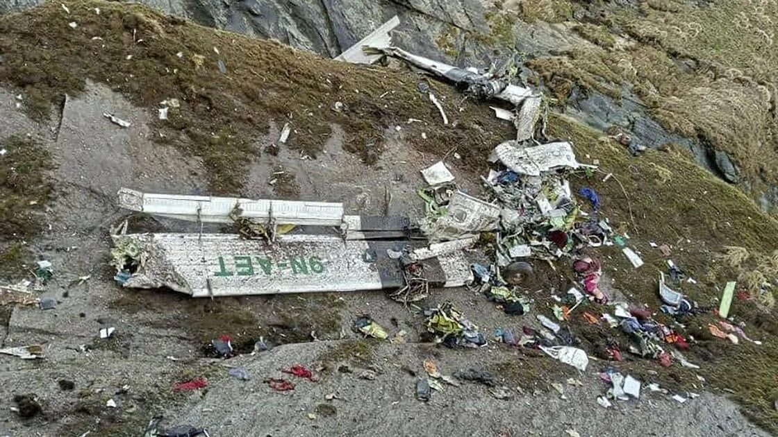Падение самолета люди. Крушение самолета в Непале. Авиакатастрофа в Непале 2022. Катастрофа ATR 72 В Покхаре. В Непале разбился самолет 2023.