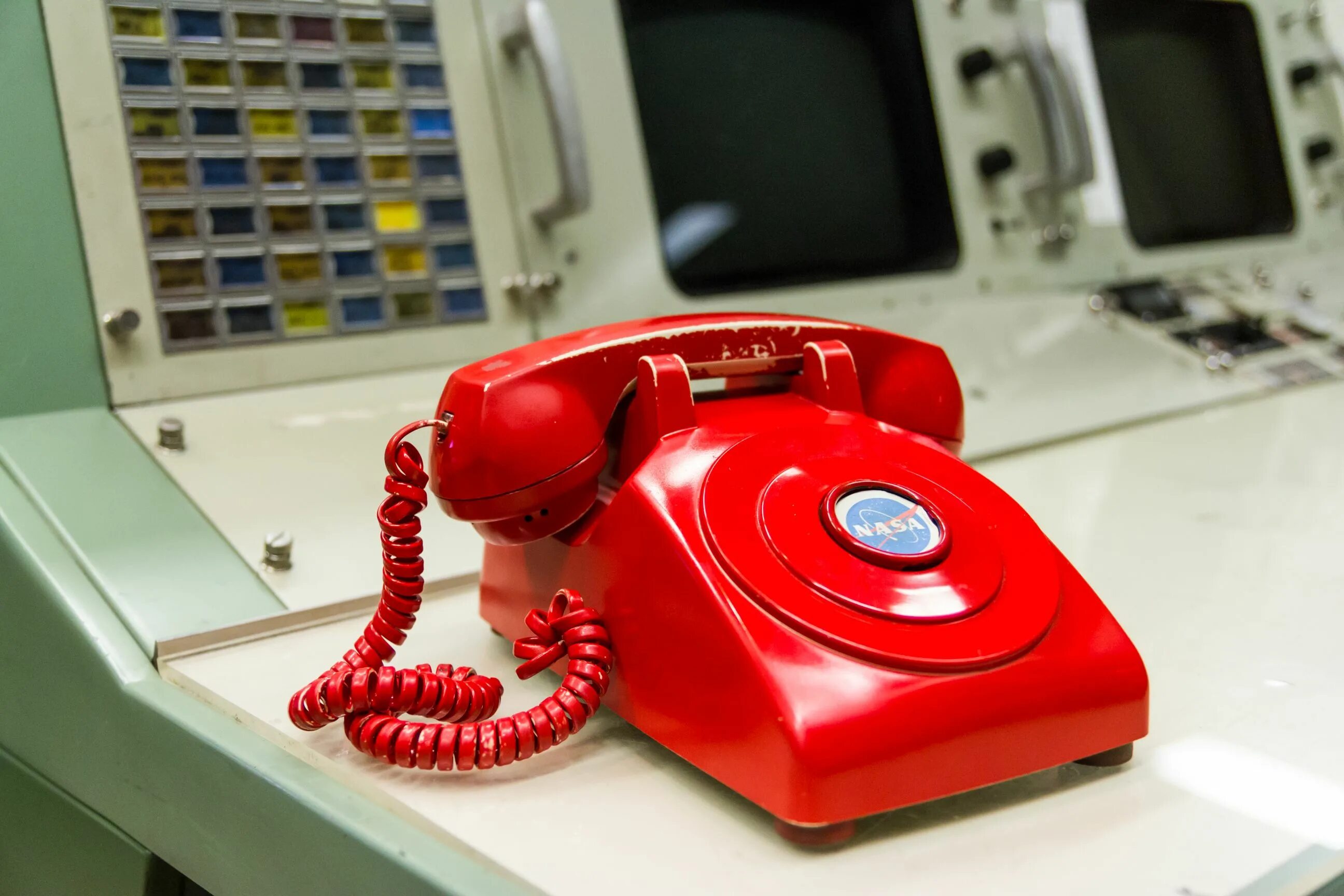 Red telephone box. Red telephone box template 4096x2048. Миниатюра трубки телефона. Красная будка в лондоне. Красный телефон.