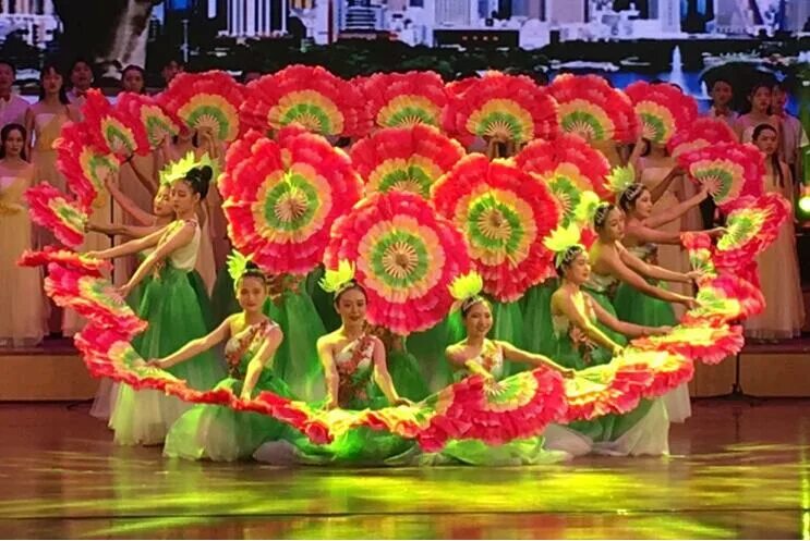 Цветочные танцы где. «Танец с веером». Китайский танец с веерами. Корейский танец с веерами. Танец цветы.