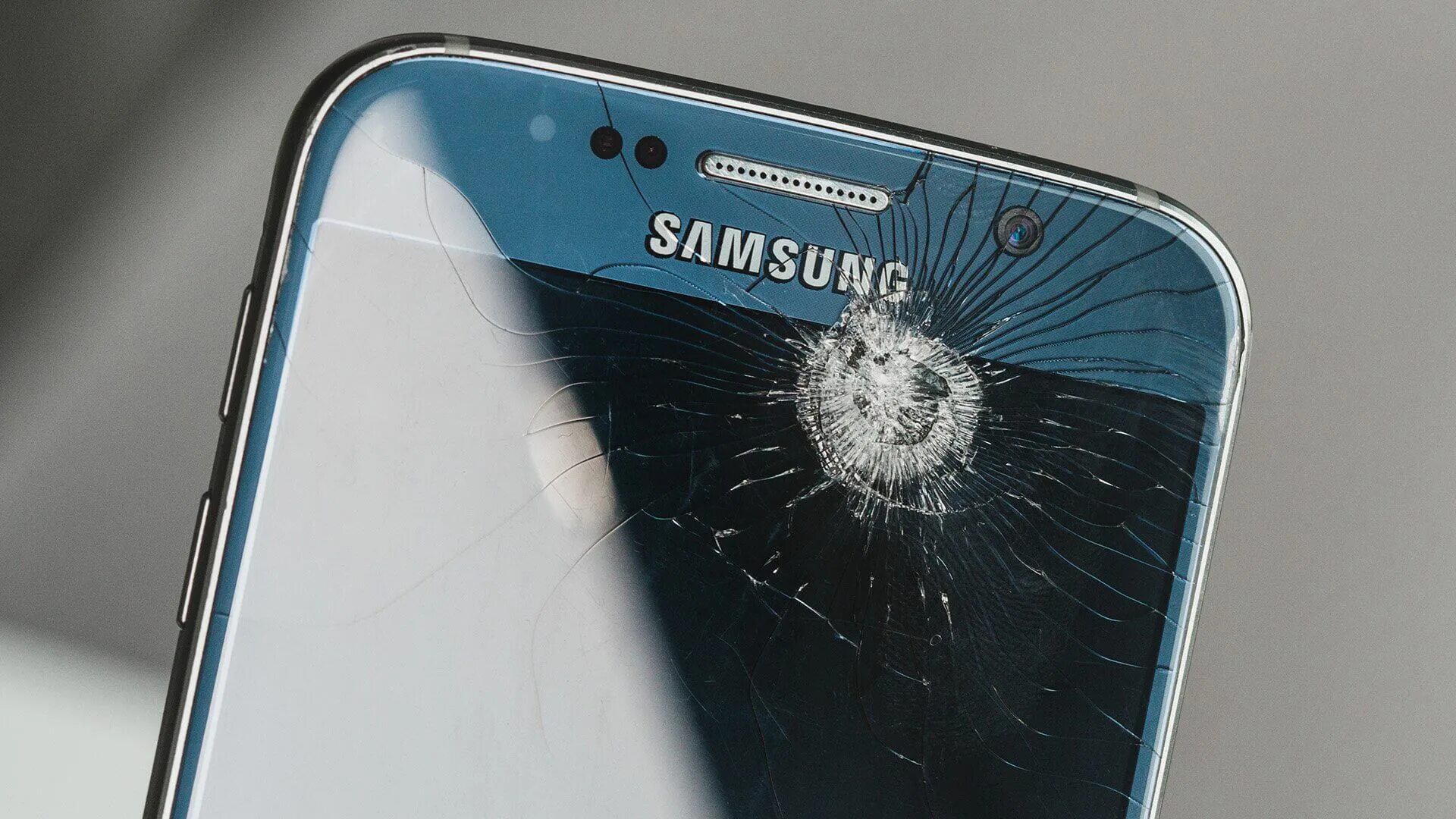 Заменить стекло на смартфоне самсунг. Самсунг галакси а 7 разбити экран. Samsung s7 разбитый. Самсунг галакси с10 с разбитым экраном. Разбитый Samsung Galaxy s6.