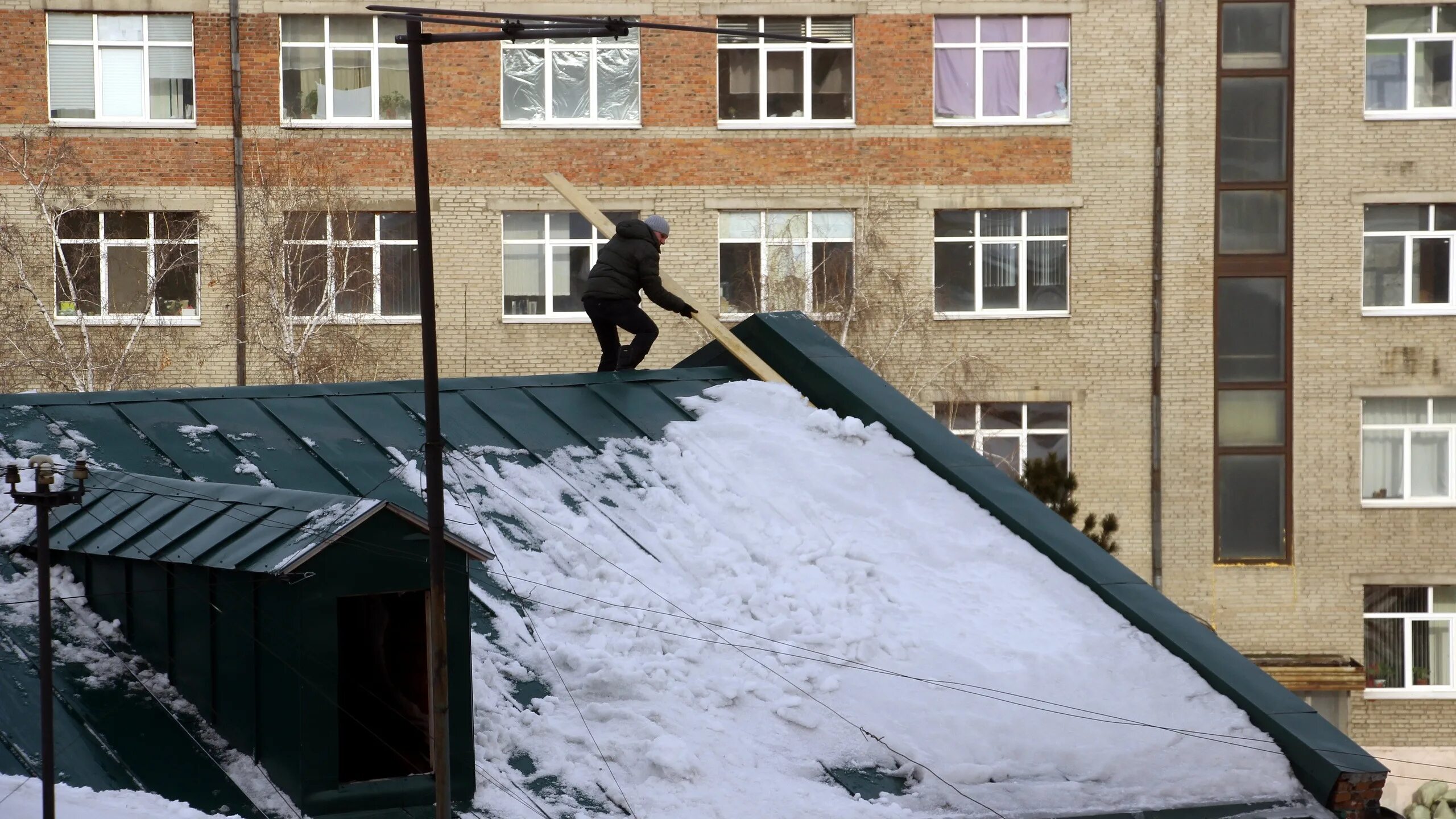 Снег на крыше. Сугроб на крыше. Сугроб рядом с домом с крышей.