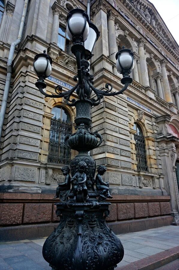 Фонарь на канале грибоедова. Старинный фонарь. Фонари питера. Старинные фонари петербурга. Фонарь в архитектуре.