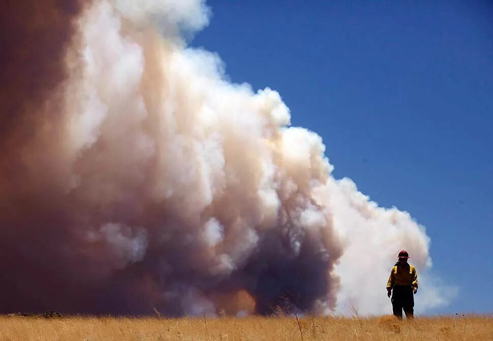 Облако дыма. Парень в дыму. Улетай дым. Парень выдыхает дым. Улетай дым.