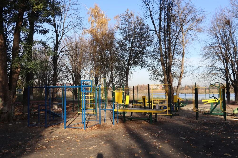 Комсомольский парк краснодарский край. Комсомольский парк краснодарский край. Комсомольский парк динская. Краснодарский край станица динская комсомольский парк. Станица динская парк.