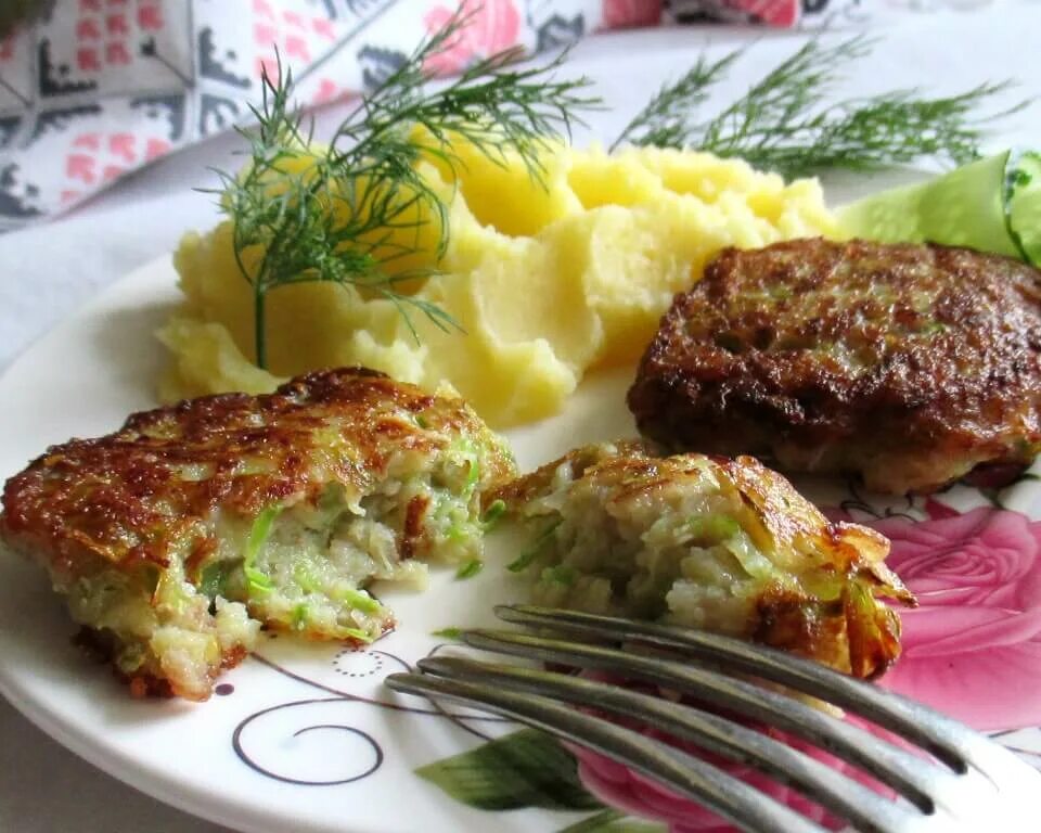 Котлеты с манкой и картошкой. Котлеты с фарша с цуккини. Куриные котлеты с кабачком. Куриные котлеты с цукини. Котлеты из кабачков с фаршем.