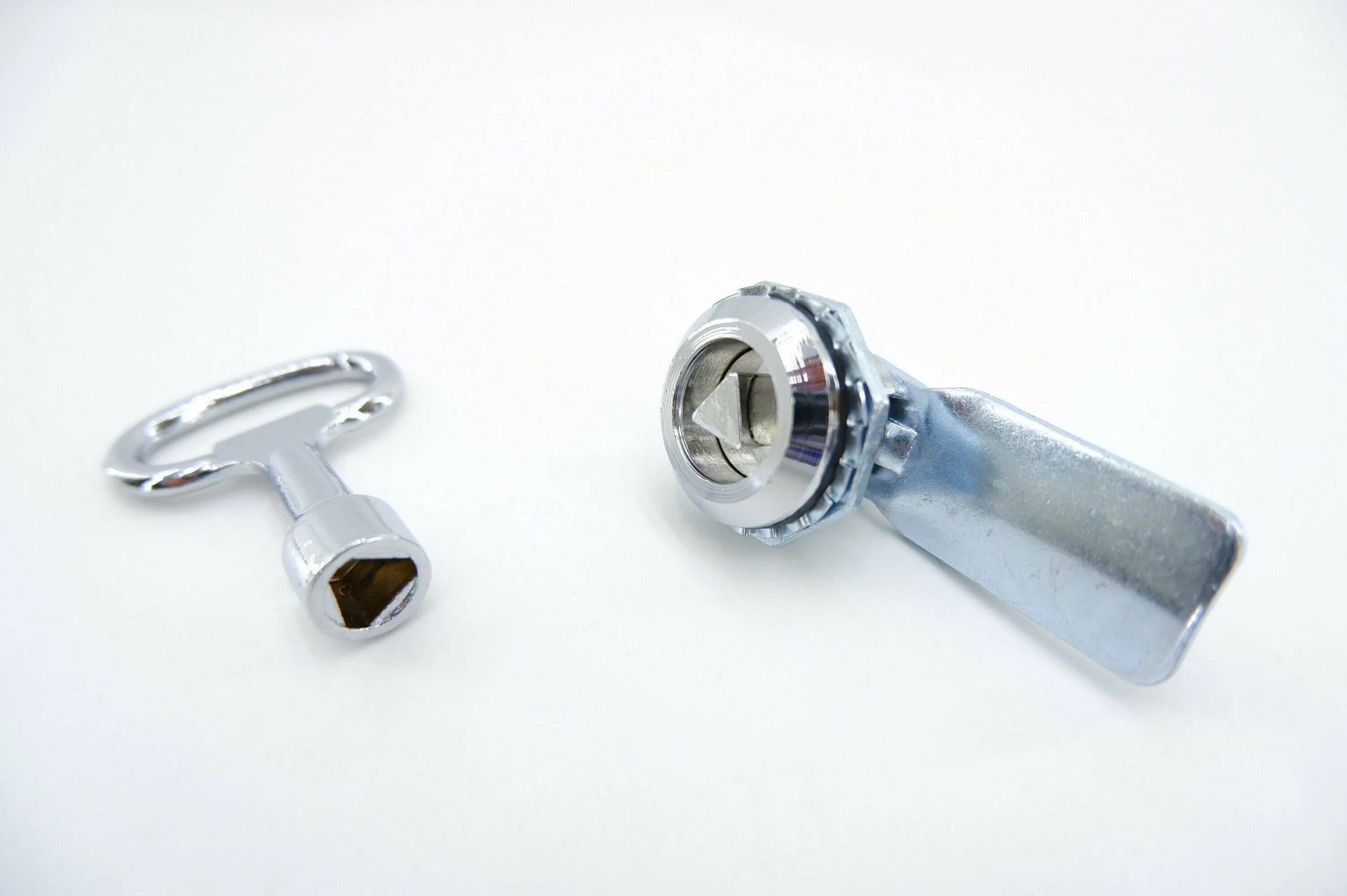 замок-защелка иэк yzk21-00. замок 20-20/50 трехгранный ключ. замок защелка с трехгранным ключом. замок с трехгранным ключом. замок-защелка с трехгранным ключом ip54 22-25/44.