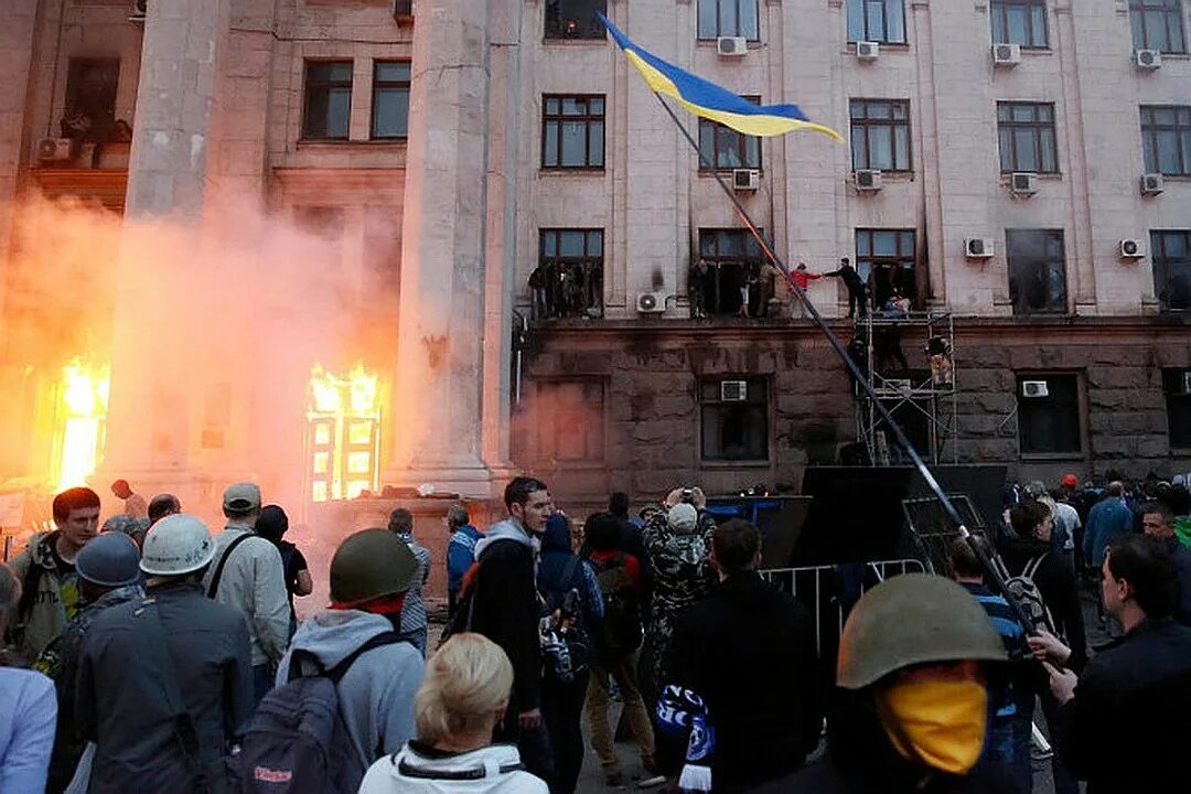 Сколько погибших в одессе. Дом профсоюзов в Одессе 2 мая 2014. Одесса дом профсоюзов 2 мая 2014 г. сожжение людей. Одесса 2 мая дом профсоюзов. Одесса 2014 дом профсоюзов.