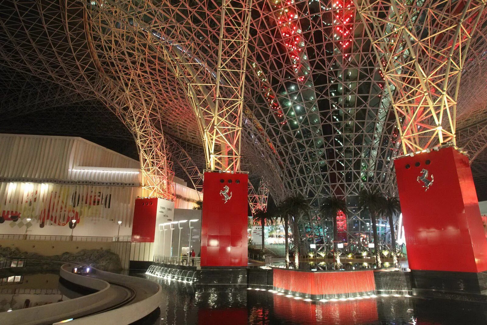 Ferrari World Абу-Даби. Развлекательный парк Ferrari World в Абу-Даби. Феррари парк Абу Даби аттракционы. Ferrari World Abu Dhabi аттракционы.