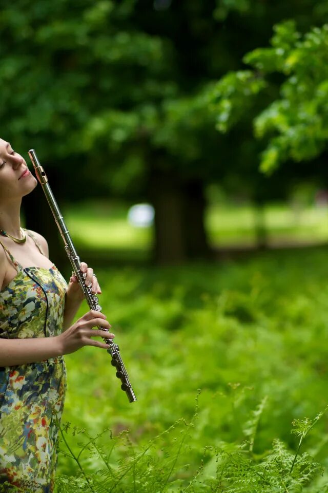 Флейта хорошая. Светлана Вещева флейта. Девушка с флейтой. Свирель природа. Флейта на природе.