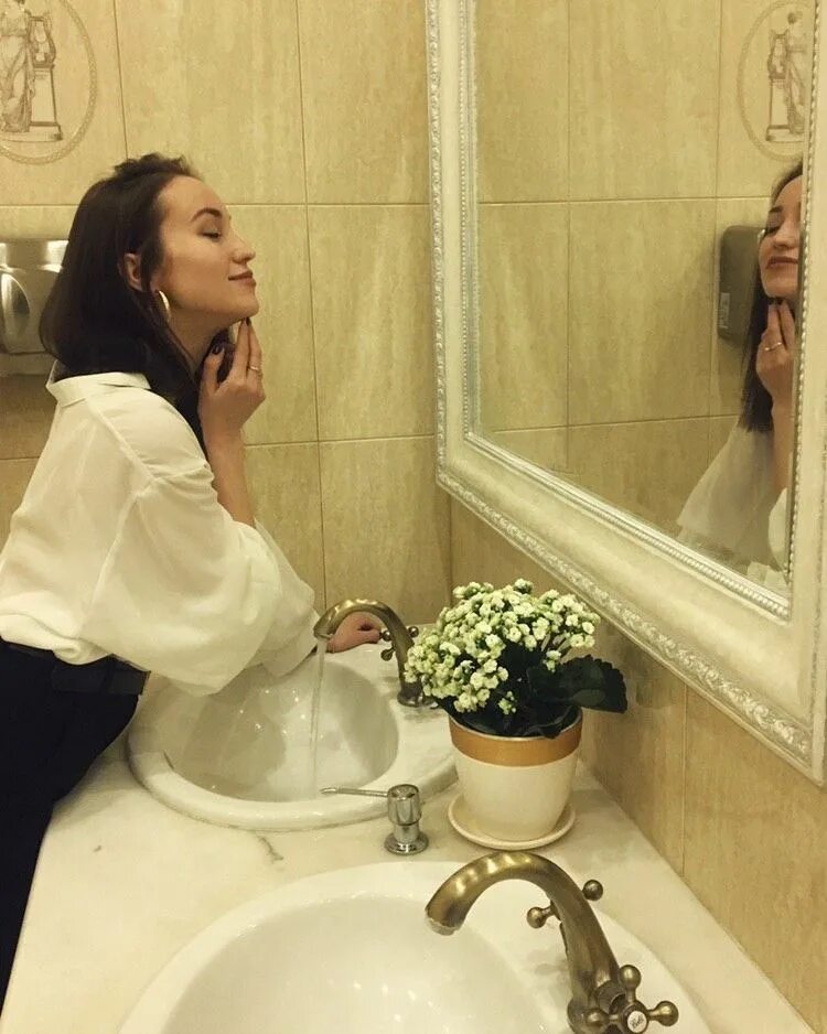 Фото девушек в ванной в зеркале. Фотосессия в ванной перед зеркалом. красотка в ванной. фотосессия подруг в ванной. фотосессия в ванной идеи селфи.