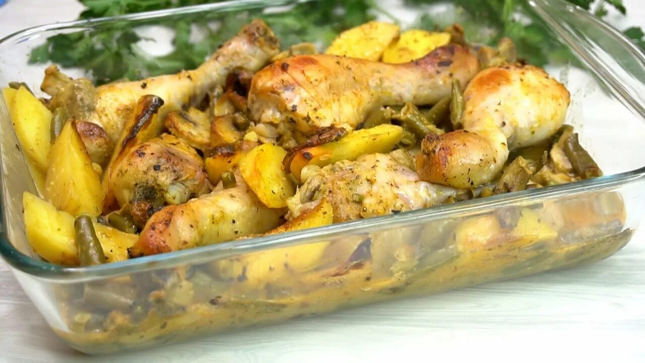 Картофель с курицей. Печеная картошка в рукаве. Курица с грибами картошкой в рукаве духовке. Курица с картошкой и грибами в духовке. Курица в духовке с шампиньонами и картофелем.