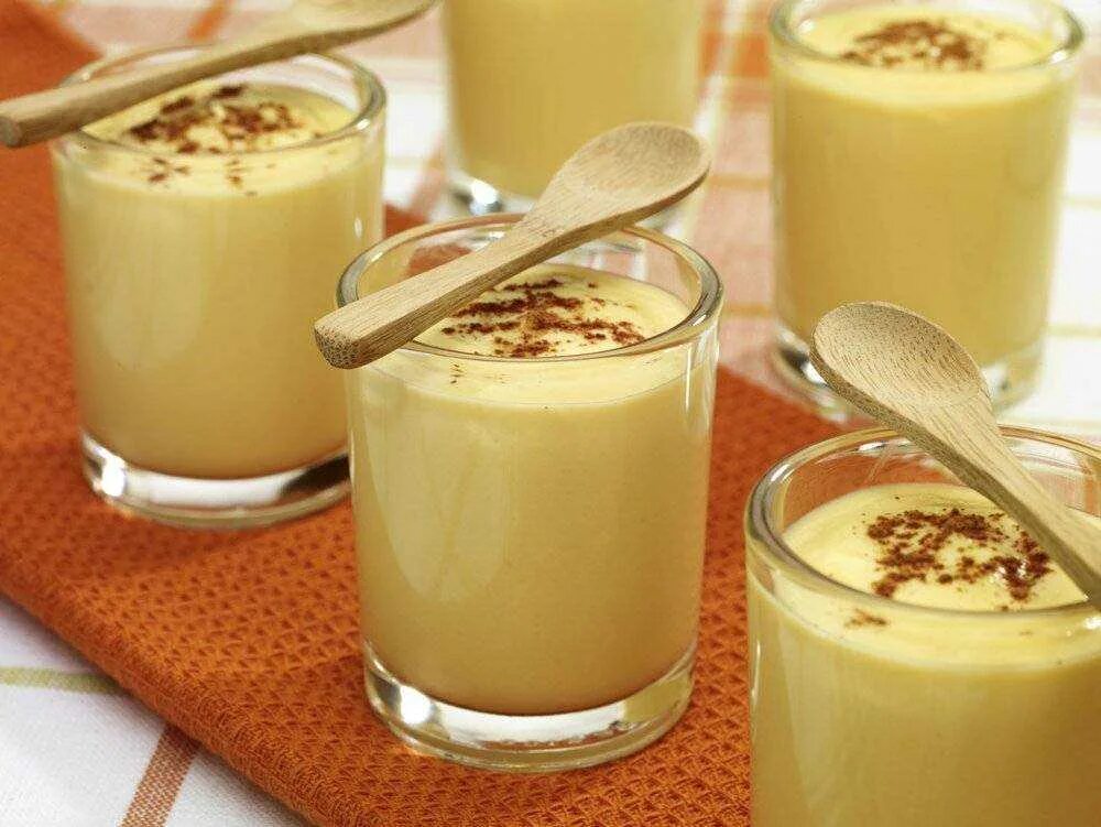 Гоголь моголь гоголь моголь. Гоголь моголь с клубникой. Коктейль из яиц. Гоголь моголь напиток. Гоголь моголь яйцо.