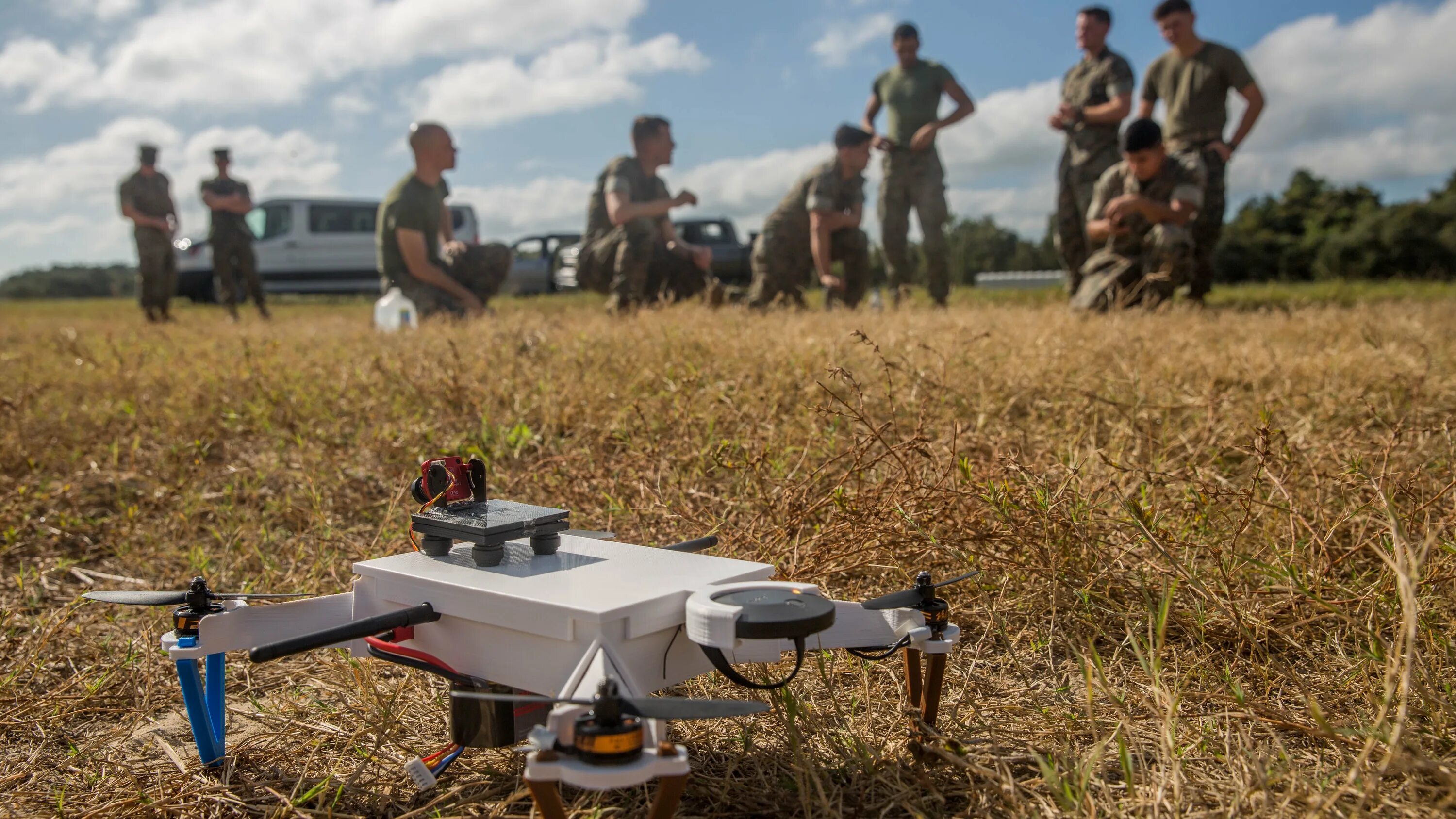 Что такое дроны на войне. Unmanned беспилотные системы. Квадрокоптер военный. Беспилотные квадрокоптеры военные. Американский военный квадрокоптер.