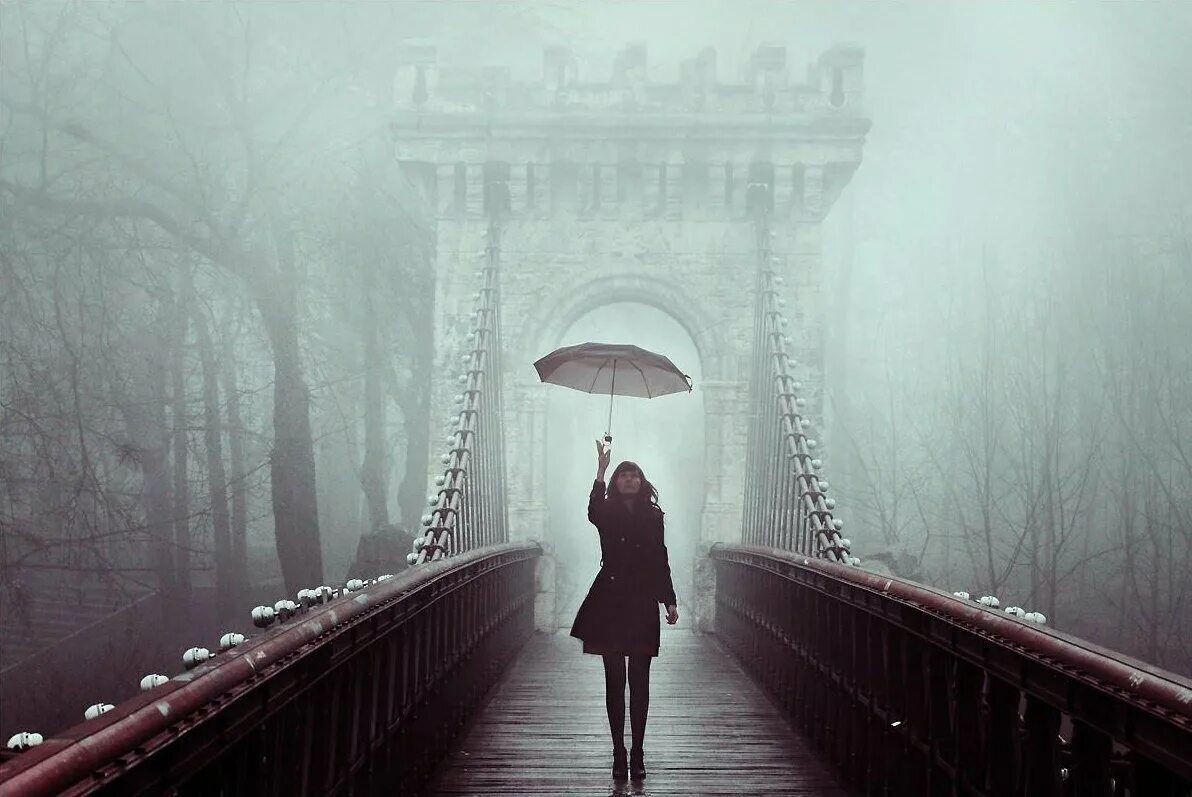 Давно уже лучшие дни. Человек на мосту. Девушка идет по мосту. Девушка на мосту. Девушка стоящая на мосту.