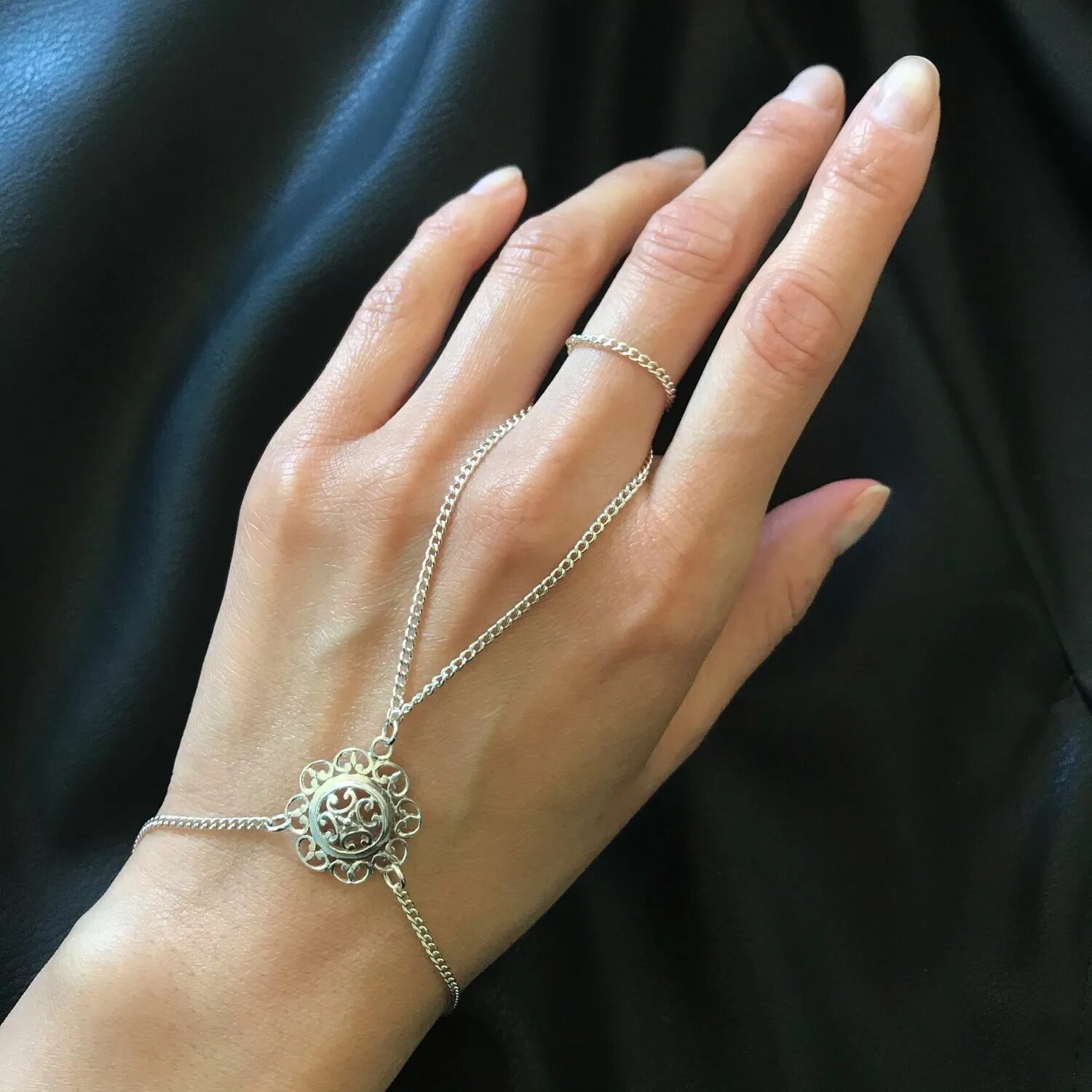 Слейв-браслет серебро соколов. Инди кид браслетик эстетика. Украшения из бисера колечки. Браслетики колечки. Слейв браслет sunlight.