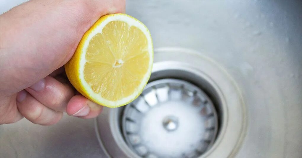 Чем отмыть сок. Очищенный лимон. Отмываем кран с помощью лимона. Лимонная кислота на раковину. Чистка плиты с соком лимоном.