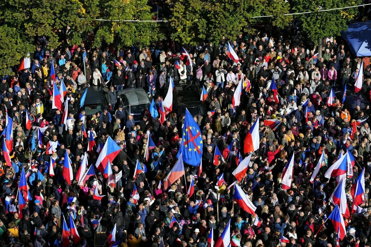 Россия национальный кризис. Митинг в Праге 2022. Митинг с флагами ЕС. Народы ЕС.