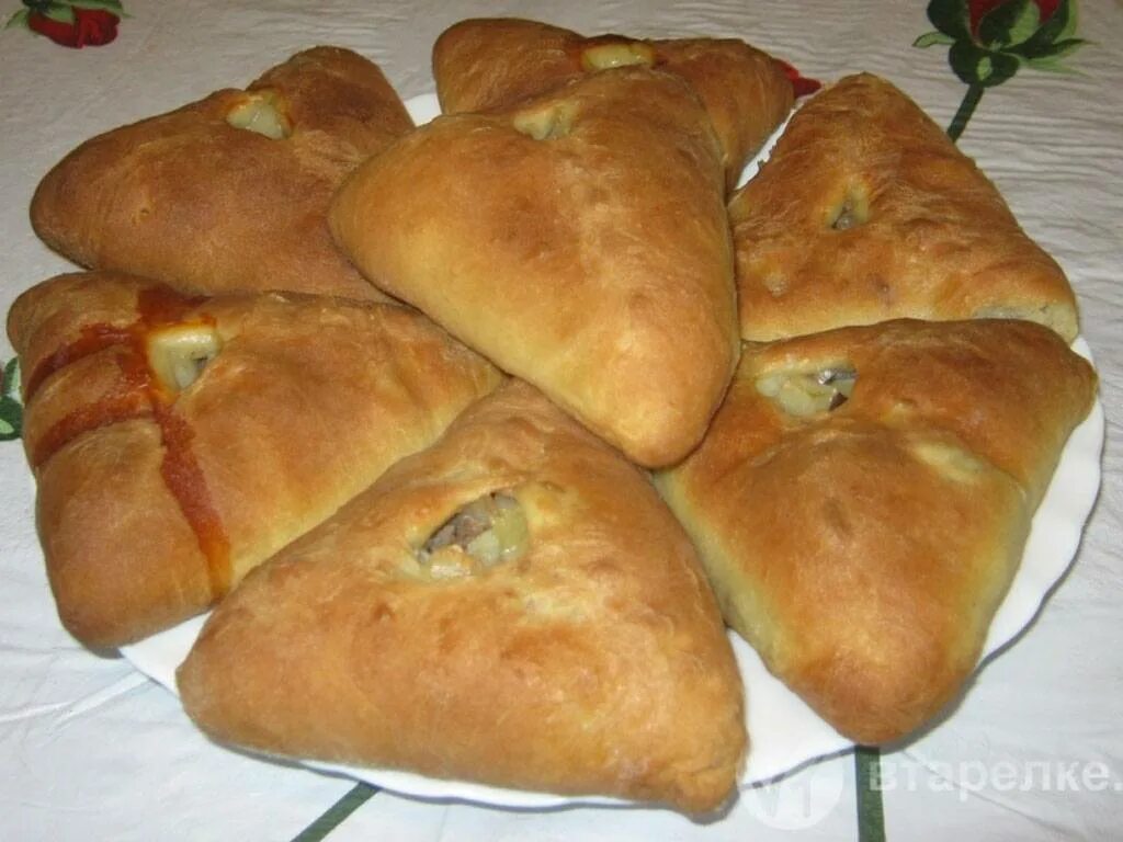 Тесто для треугольников с мясом и картошкой. Эчпочмак башкирский. эчпочмак татарский дрожжевое тесто. эчпочмак с мясом и картошкой. треугольный пирожок с мясом.