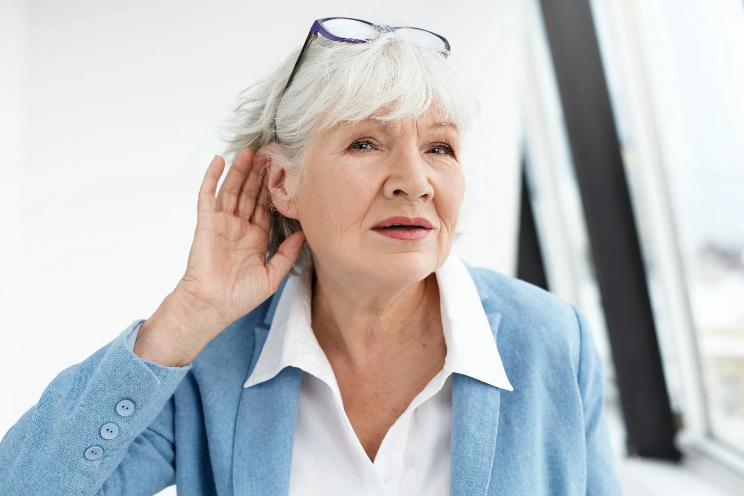 Пациенты с нарушением слуха. Пожилая женщина. Нарушение слуха у пожилых. Слух в старости.
