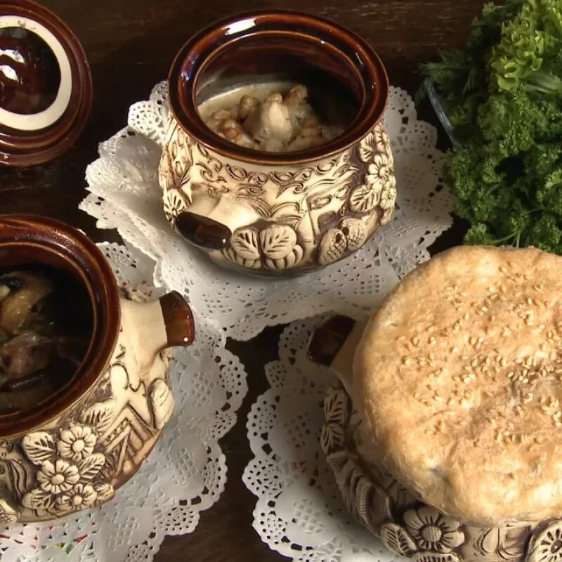 мясо по-петровски в горшочке карельская кухня. мясо по петровски в горшочке. мясо по петровски в горшочке. мясо по-петровски карельская кухня. мясо по петровски карельский.