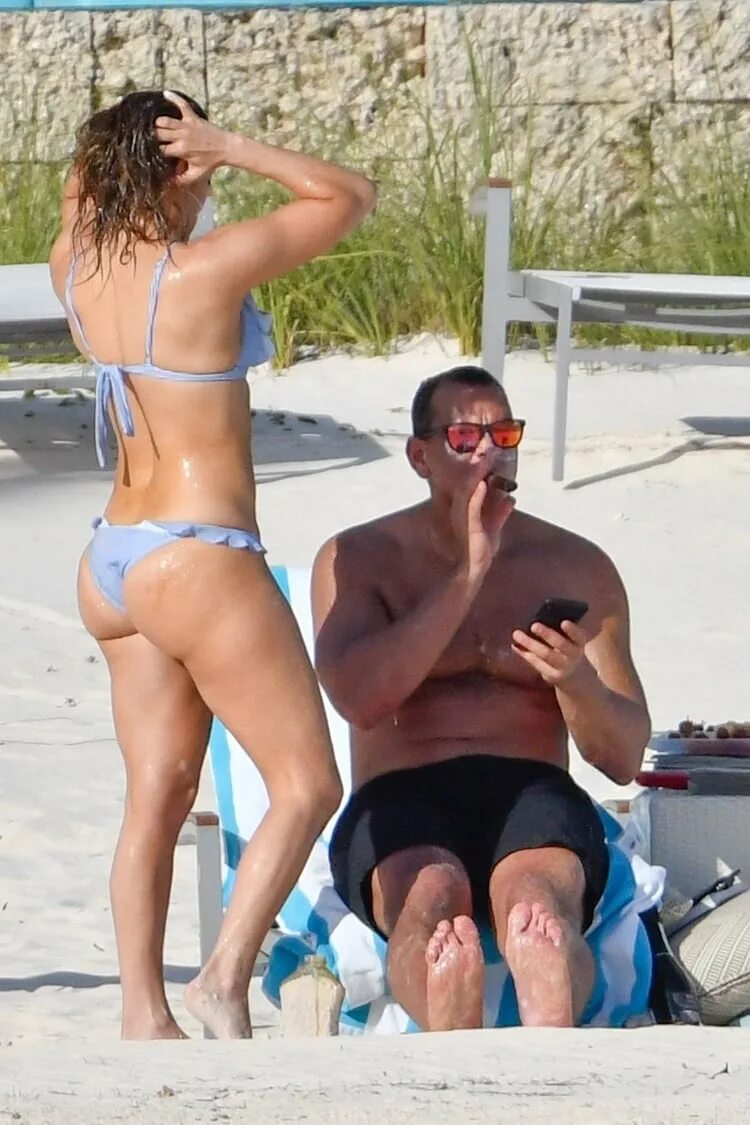 Джей ло в бикини. Лопес бикини. Лопес бикини. Jennifer lopez в бикини. Jennifer lopez bikini 2021.