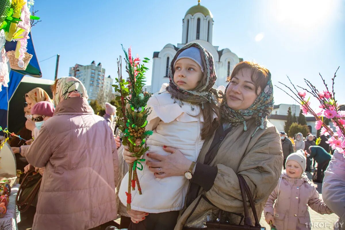 Какой сейчас праздник. Апрельские праздники. Праздники мая. Майские праздники 2023. Пасха и радуница 2024 году в беларуси