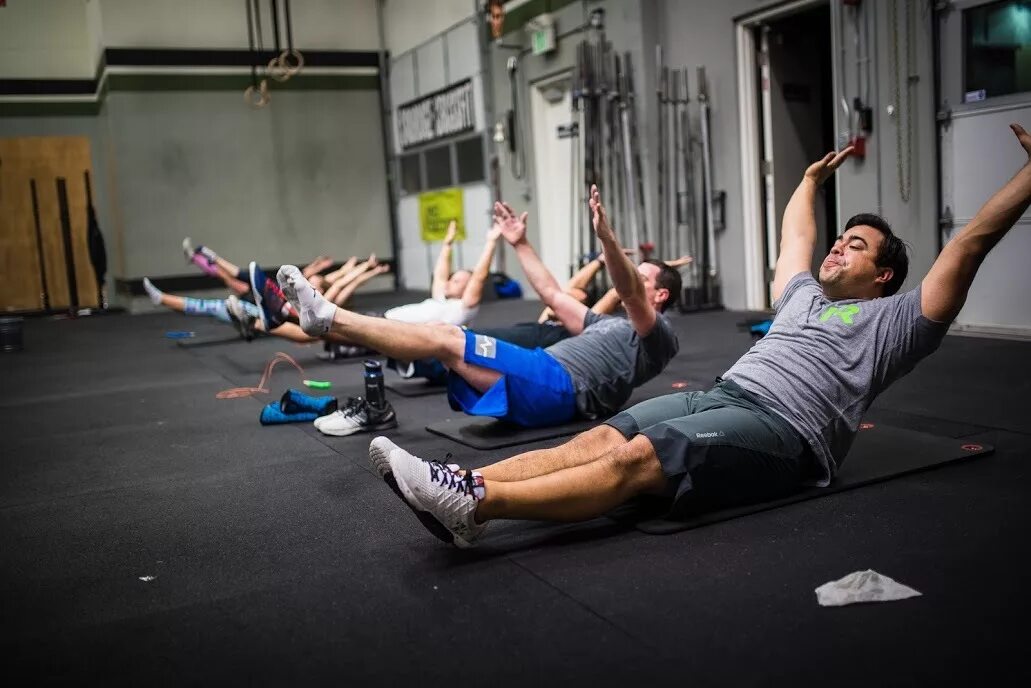 Повышение силовой выносливости. Холлоу кроссфит. Тренировка по кроссфиту. CROSSFIT тренировка. Силовые упражнения.