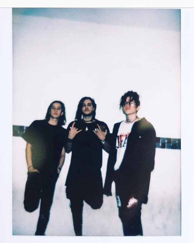 Chase atlantic moonlight. Chase Atlantic Кристиан Энтони. Клинтон Кейв Chase Atlantic. Клинтон Кейв из группы Chase Atlantic.