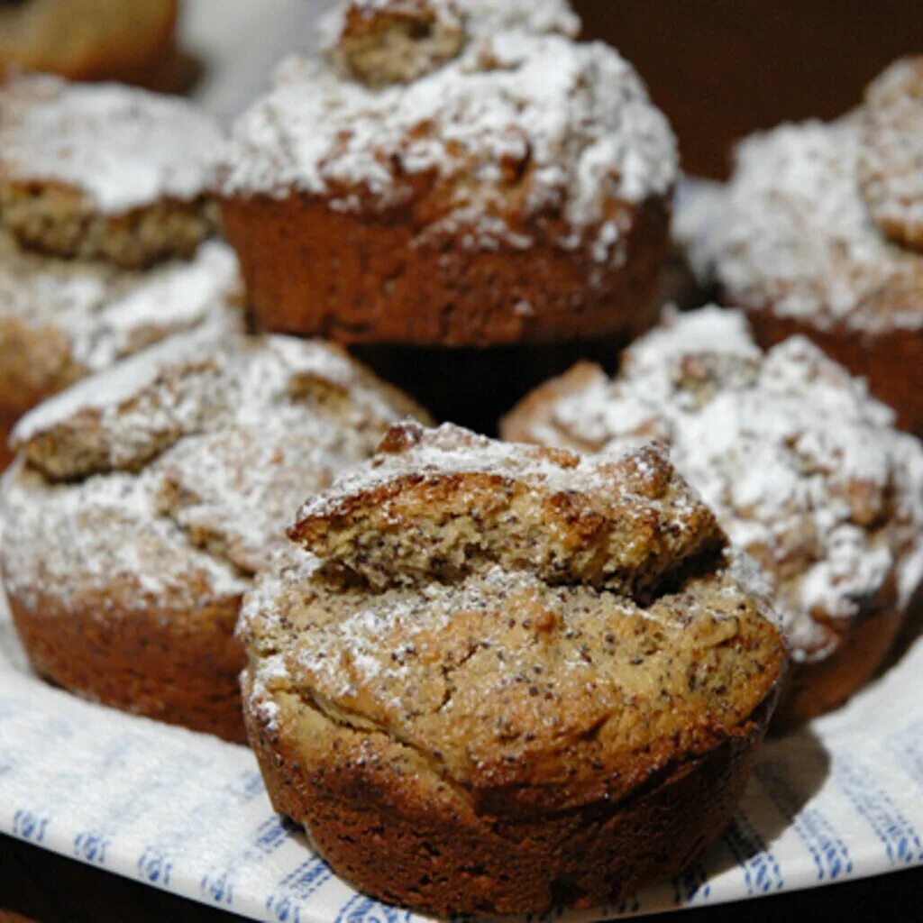 Булочка с медом. Булочка с маком и орехами. Медовые булочки рецепт.