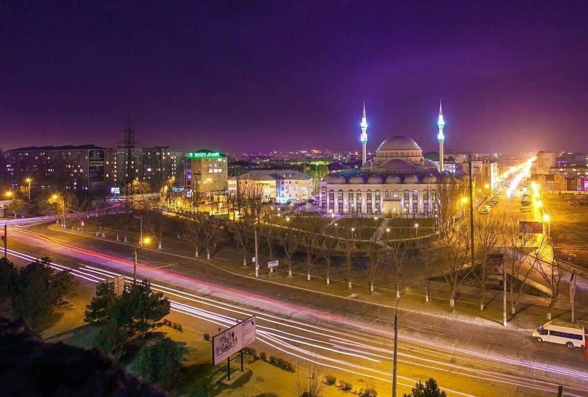 озеро ак-гель в махачкале. площадь ленина махачкала. редукторный поселок в махачкале. махачкала, дагестан, россия. площадь и улица ленина в махачкале.