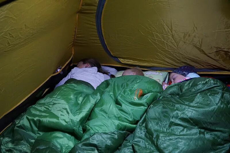 Вместо спальника. Вместо спальника. Ночевка в уаз 3151. Спальное место в палатке. Спальник в уаз пикап.