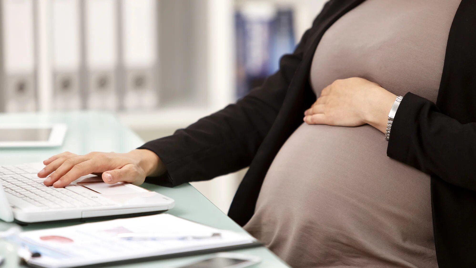 Декретные выплаты по беременности и родам. Пособие по беременности и родам. Беременные. Декретные выплаты. Беременная женщина с деньгами.