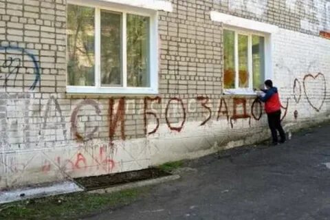 Под окнами роддома я стою