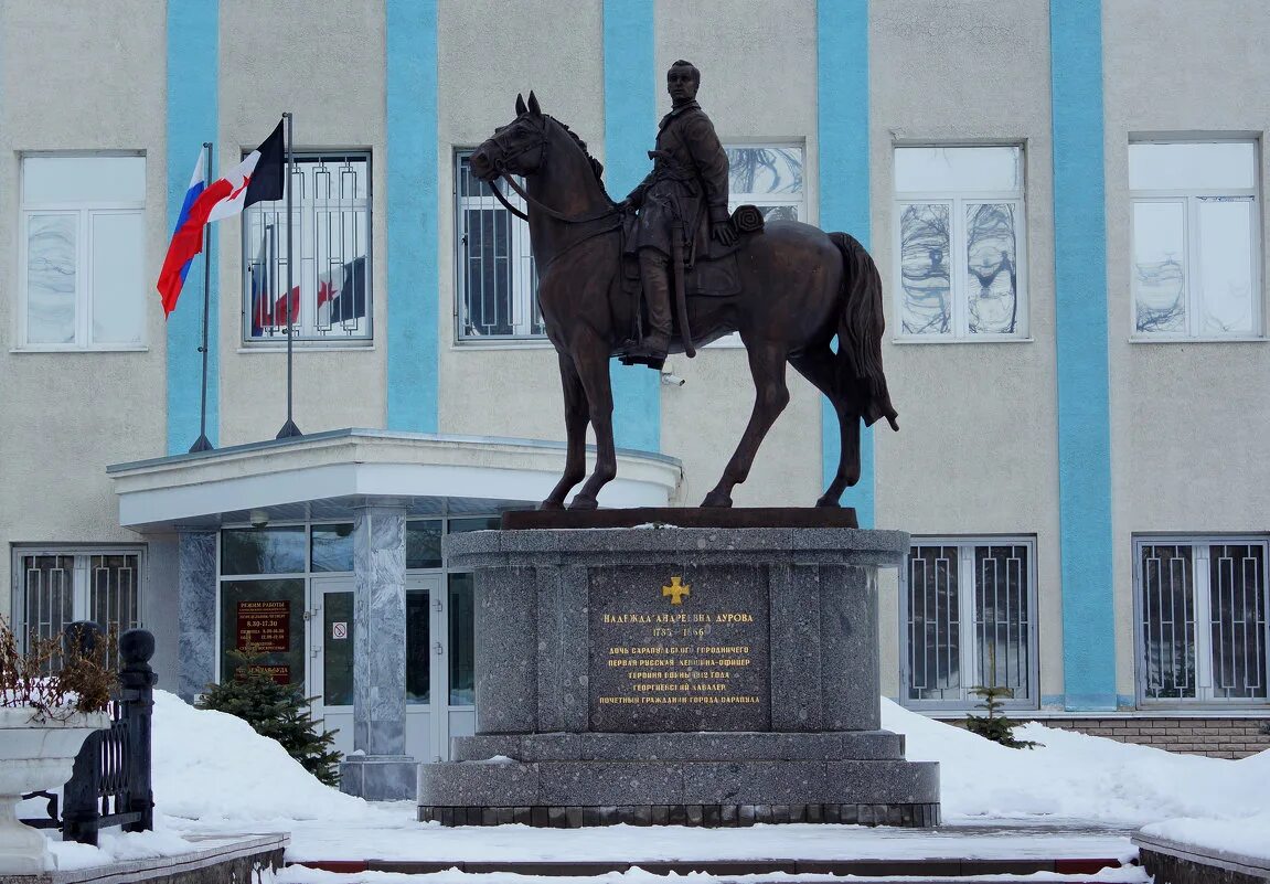 Калинка памятник надежды дуровой сарапул. Сарапул дурова. Памятник дуровой в сарапуле. Памятник дуровой в сарапуле. Памятник дуровой в сарапуле.