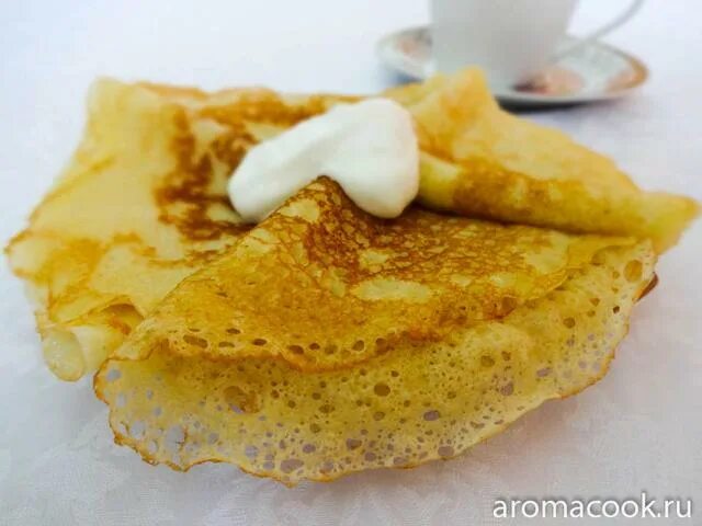 ажурные блины на сыворотке. блины на сыворотке с яйцами. блины тонкие с дырочками. пышные дрожжевые блины с дырочками. блины на сыворотке с яйцами.