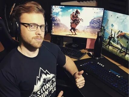 Ведет трансляцию игр в интернете 7