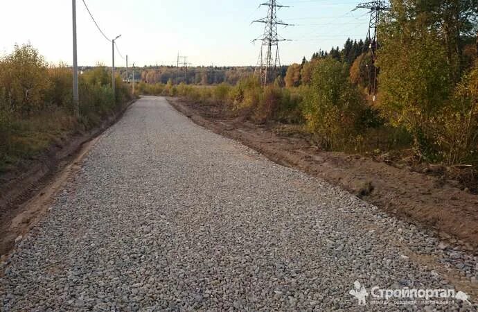 Дорога на поселок том. Дороги в коттеджном поселке. Дорога из асфальтовой крошки в коттеджном поселке. Проектирование дорог в коттеджном поселке. Проселочная дорога в коттеджном поселке.