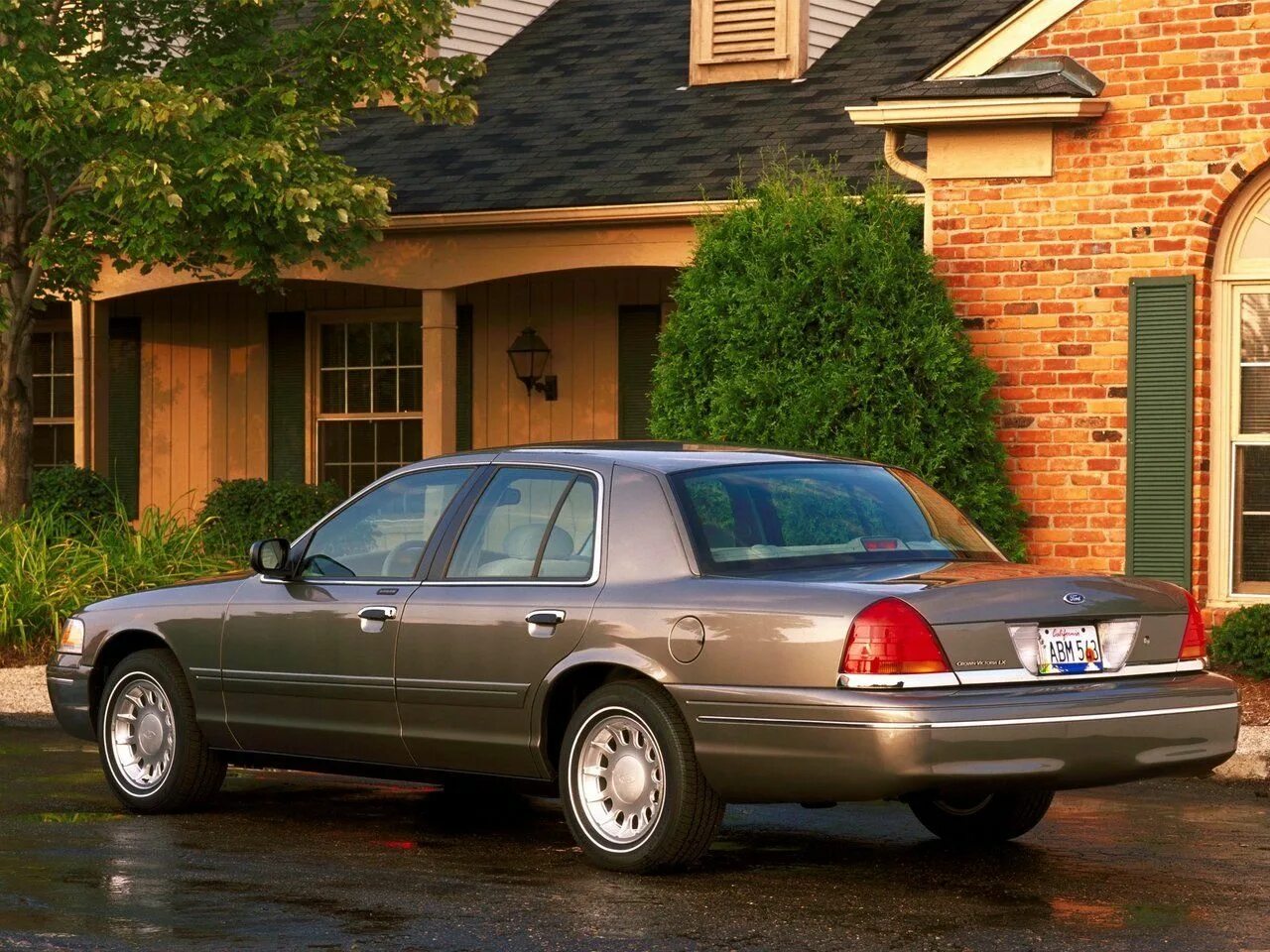 Форд кровн. Ford crown victoria 1992. Форд crown victoria 1998. Форд кровн. Ford crown victoria 2011.