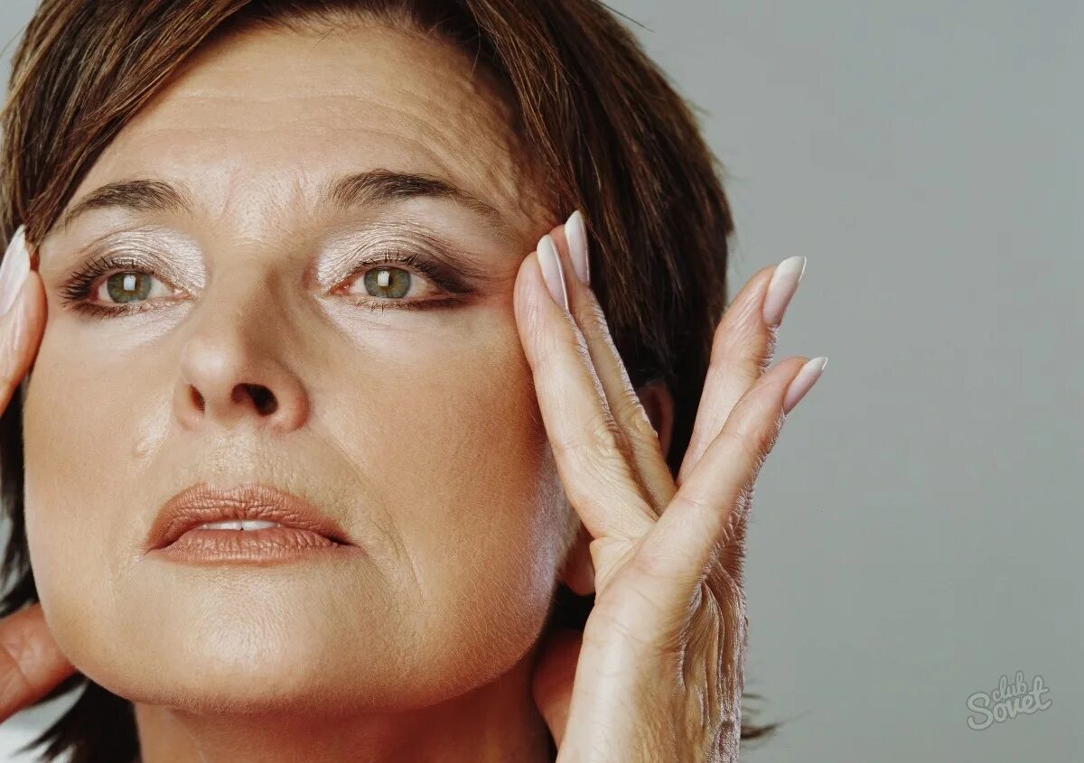 Ежедневные процедуры для лица. Средство от морщин. Skinmatrix - крем от морщин. Женщины в коже. Кожа взрослой женщины.