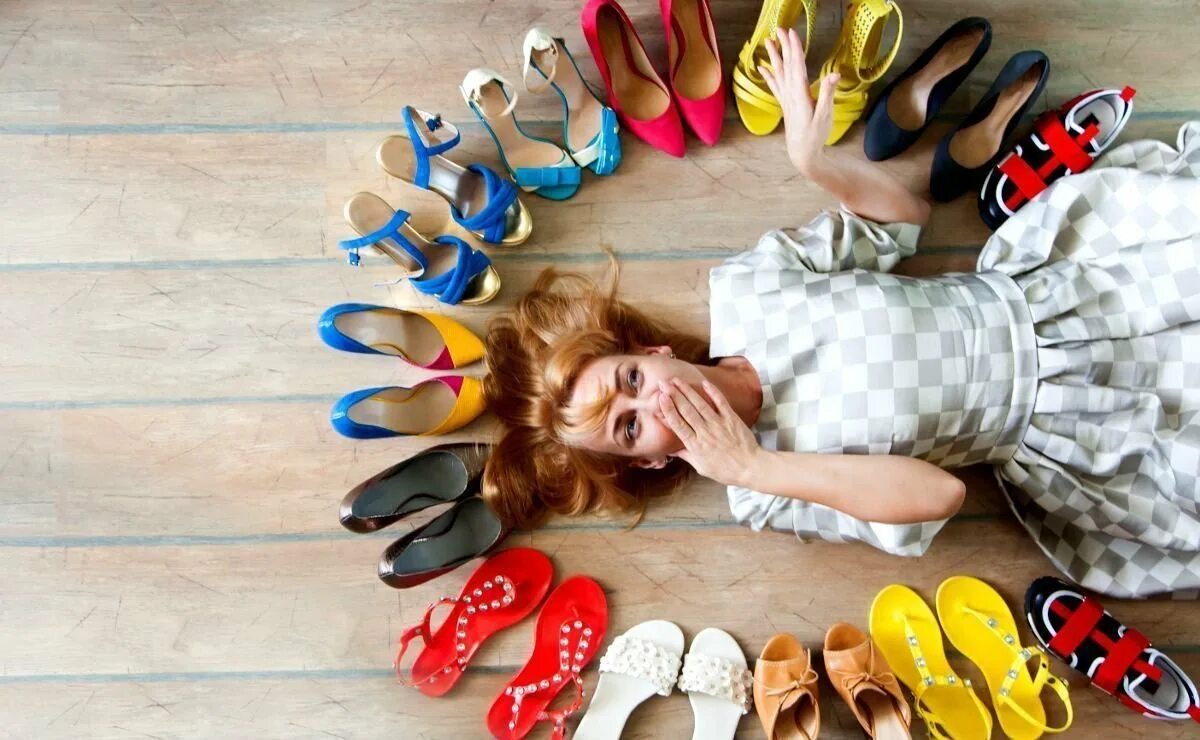 К чему снится обувь много. Девушка куча обуви. Девушка и много обуви. Много туфель. Девушка и много туфель.
