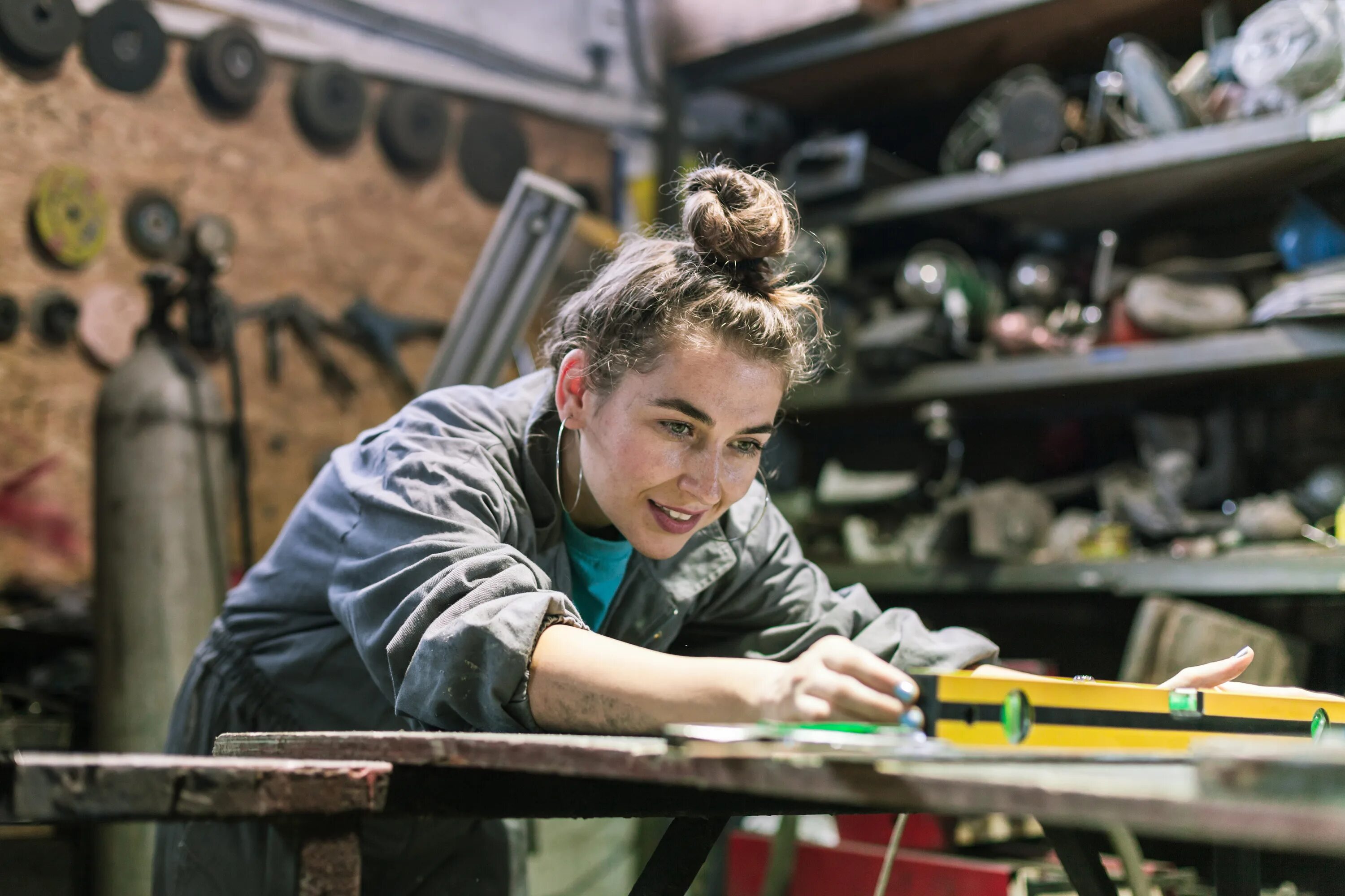 First work shop. Женщины в мастерской. девушка в мастерской. мастерская it картинка. workshop women.