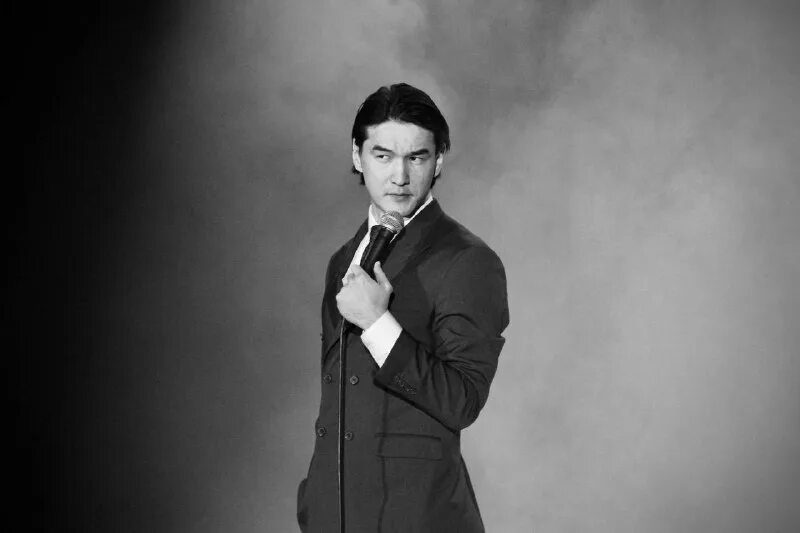 нурлан сабуров. сабуров стендап 2022. нурлан сабуров 2022. нурлана сабуров в стендап. стендап двойник нурлана.