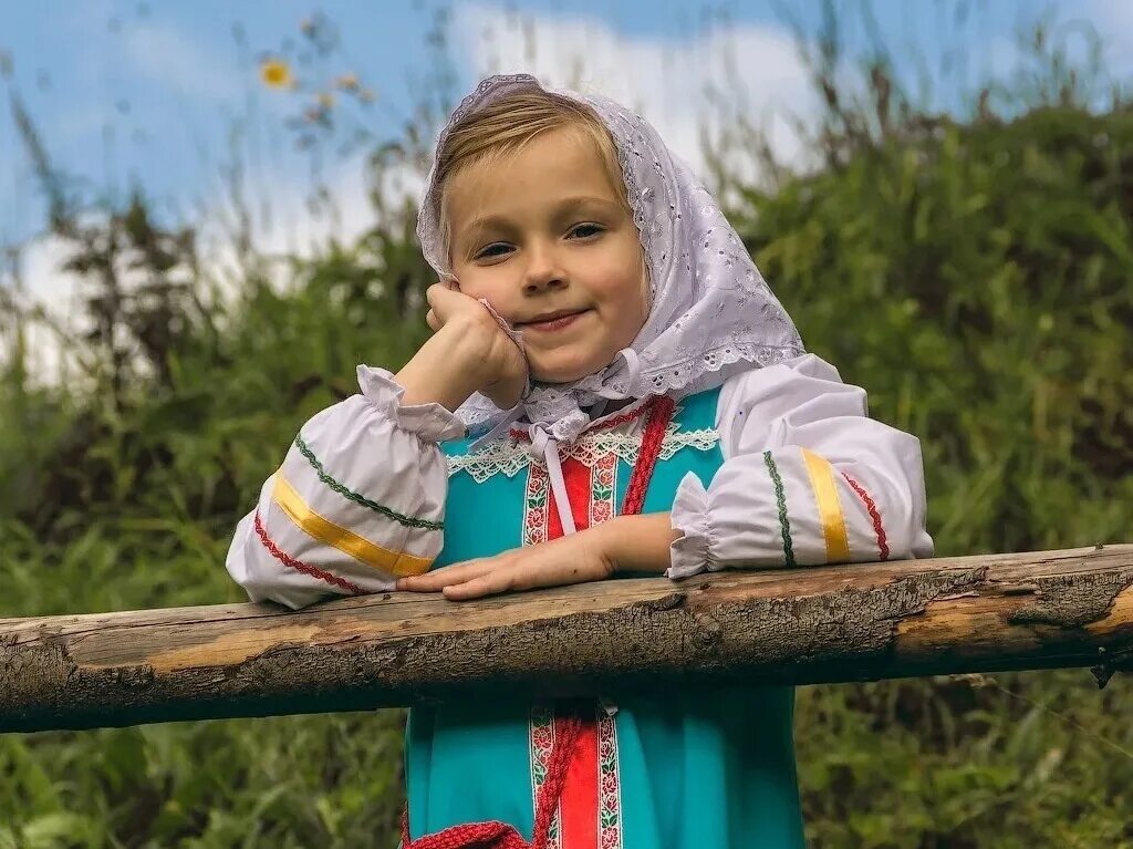 Маленькие русские красавицы. Девочка в платочке. Девочка в платке. Девочка в платочке летом. Русская красавица для детей.