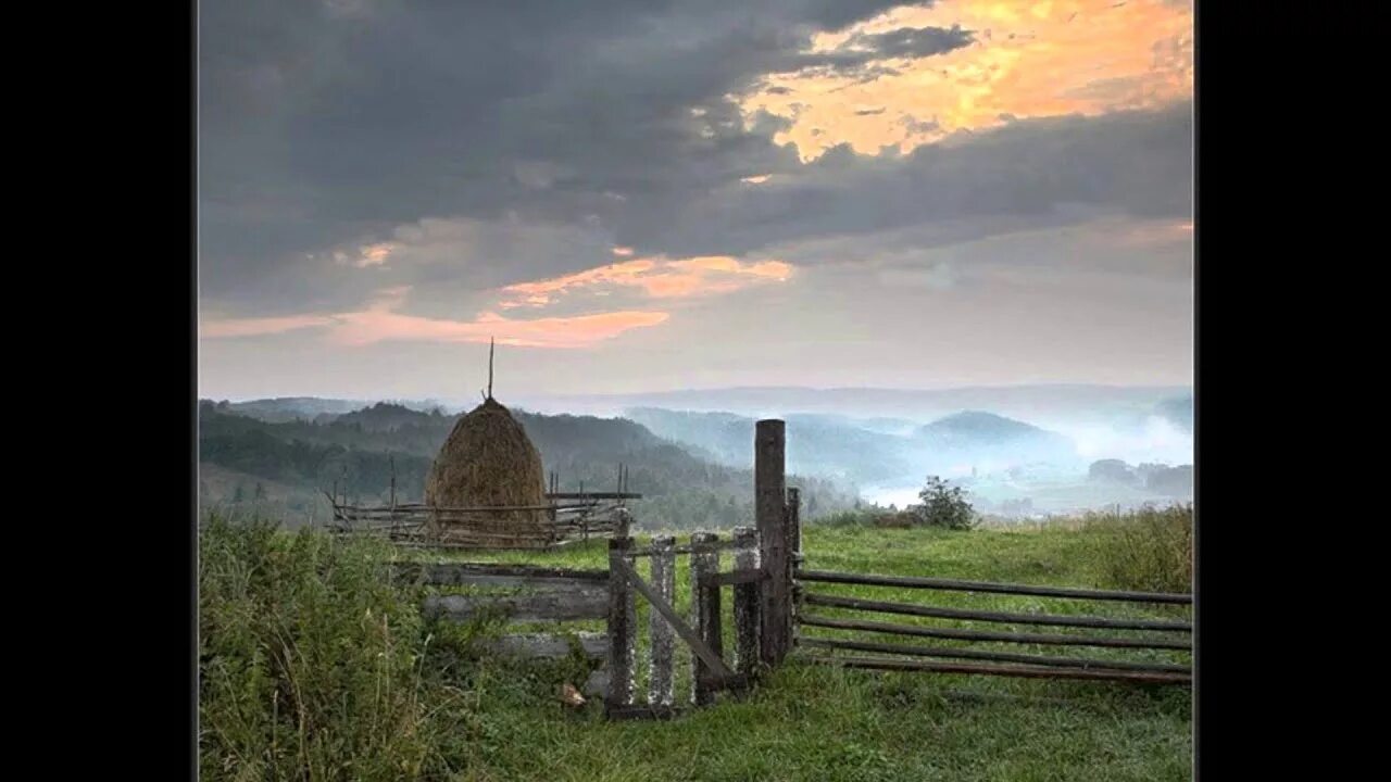 Природа деревня. Поле деревня. Деревни России. Стога в тумане.
