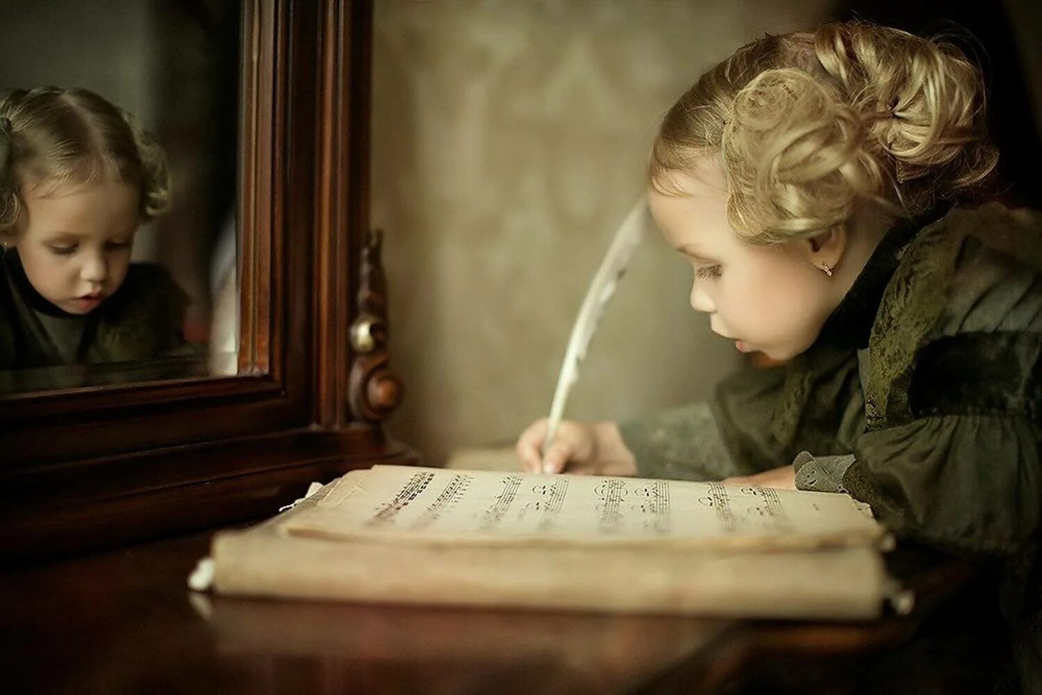 Ученик. Школьник на белом фоне. Писающий мальчик. Школьник читает письмо. Леворукие школьники.