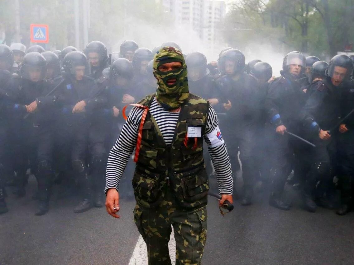 Ополченцы донбасса. Русские сепаратисты. Разрушенный. Украинский солдат в балаклаве. Донбасс террор.